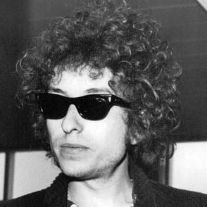 Bob-Dylan-arrived-at-Arlanda-surrounded-by-twenty-bodyguards-and-assistants-391770740297_(cropped)